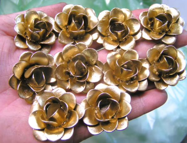 Aksen aksesori dari logam berwarna emas